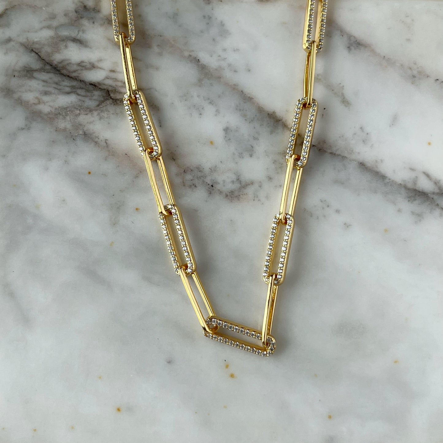 Collar paper clip de plata con baño oro amarillo y circonitas blancas