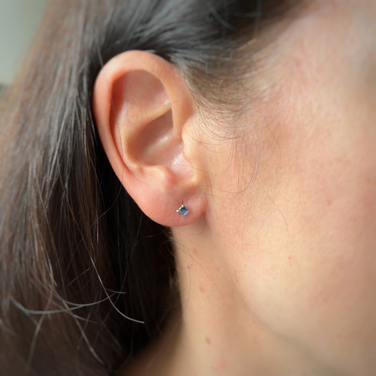 Aretes en oro amarillo 14k circones cuadrados de 3mm azul con broche rosca