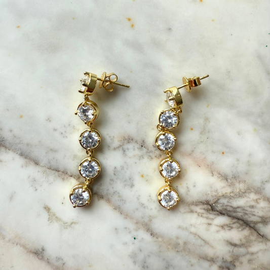 Aretes de plata con baño de oro amarillo y fila de circones colgantes redondos