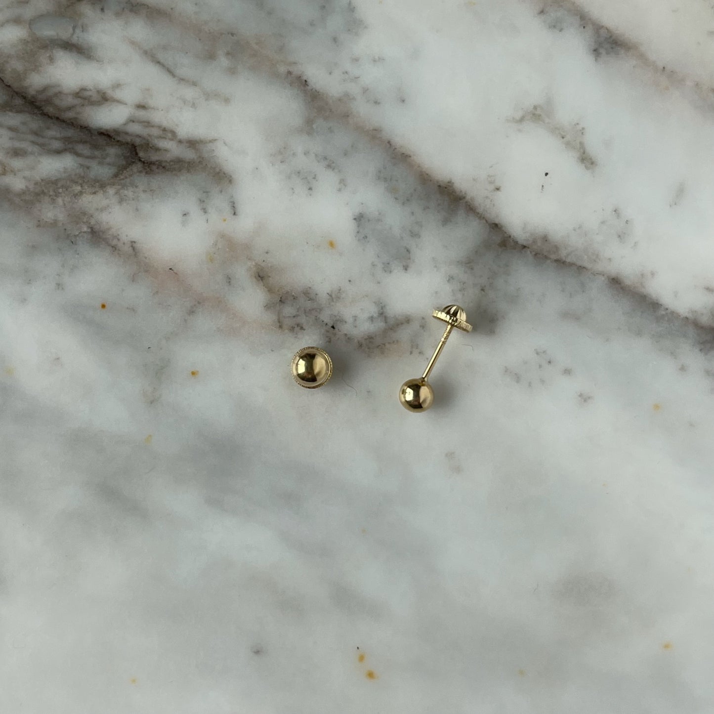 Aretes en oro amarillo 18k bolitas de 4mm con broche rosca