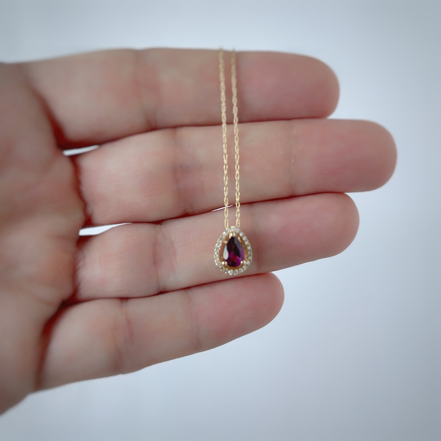 Collar en oro amarillo 14k con gota de granate rhodolite y halo de diamantes 0.07ctw