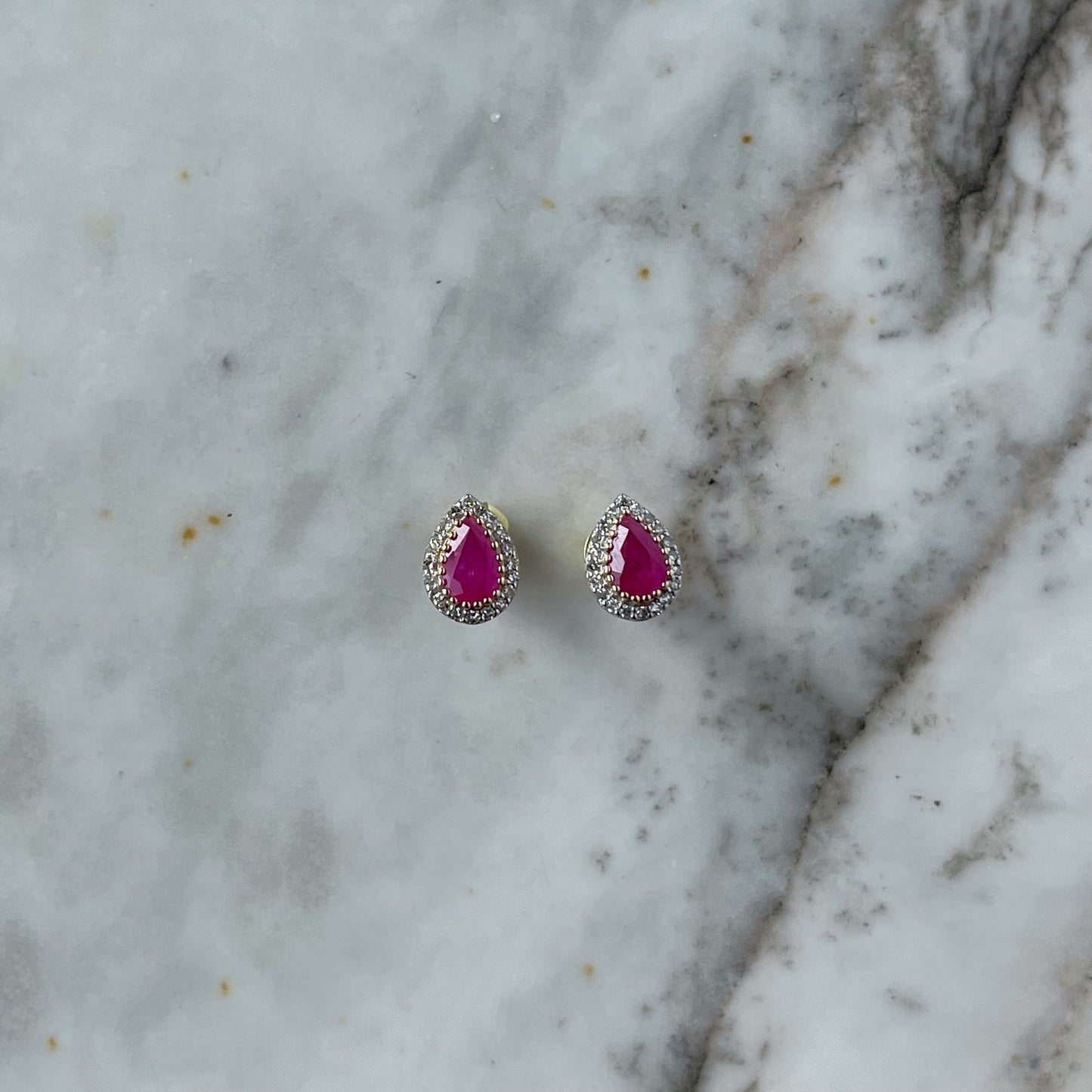 Aretes en forma de gota en oro amarillo 14k con Rubí y halo de diamantes .20ctw