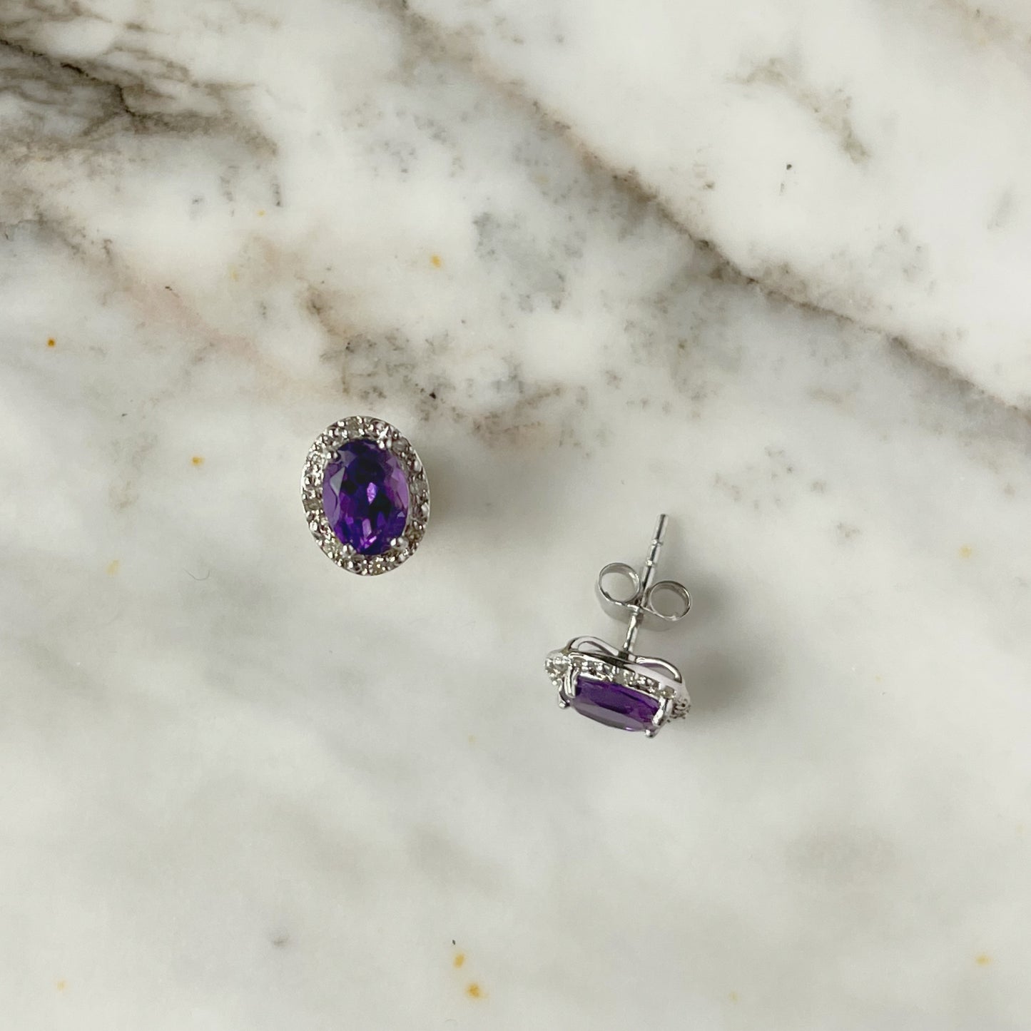 Aretes en oro blanco 14k con amatista ovalado y diamantes 0.10ctw