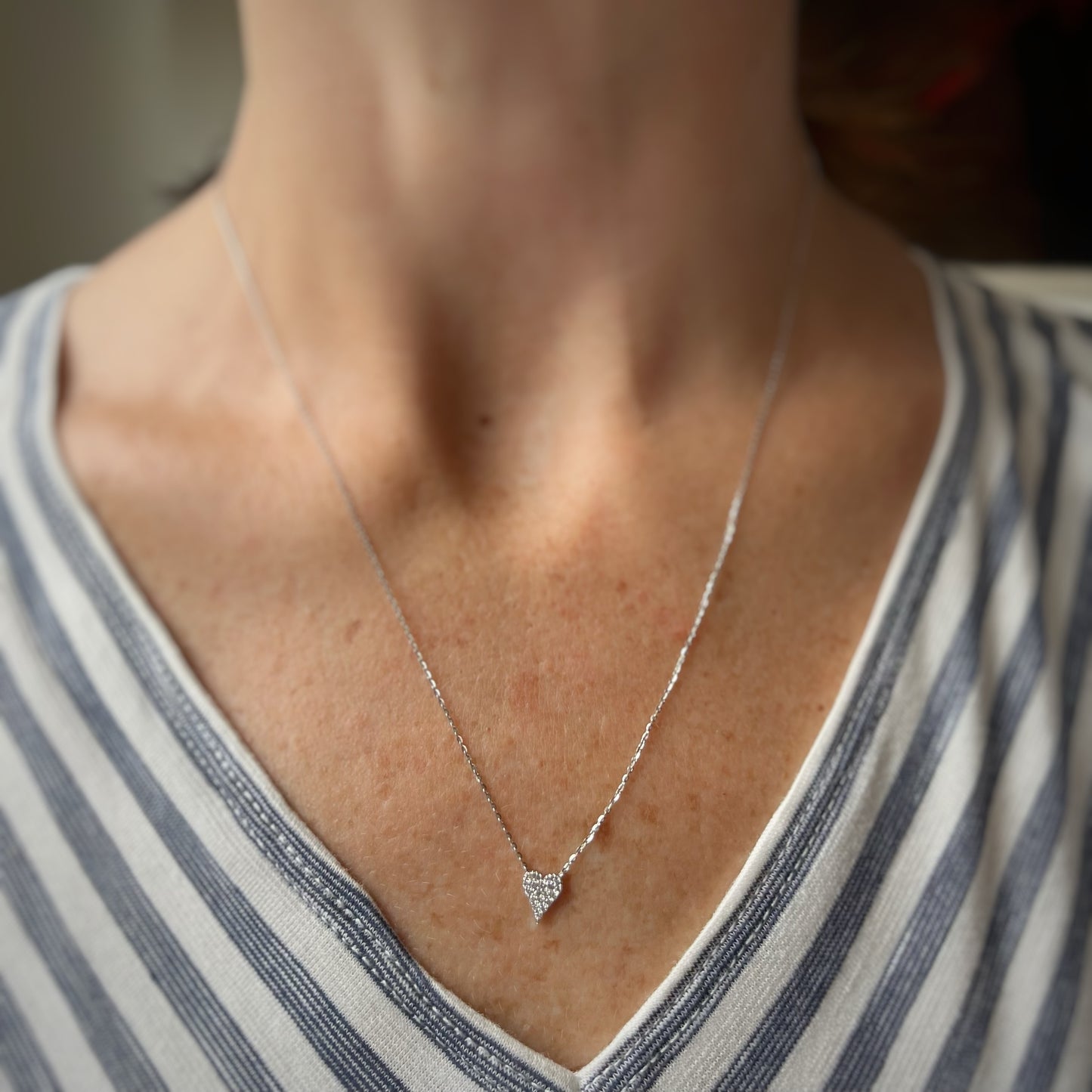 Collar en oro blanco 10k con corazón alargado de diamantes 0.11ctw