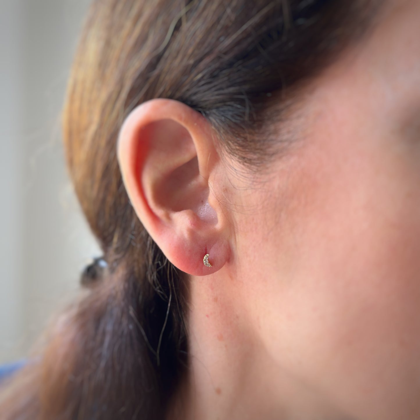 Aretes en oro amarillo de 14K con luna de circonitas con tope rosca