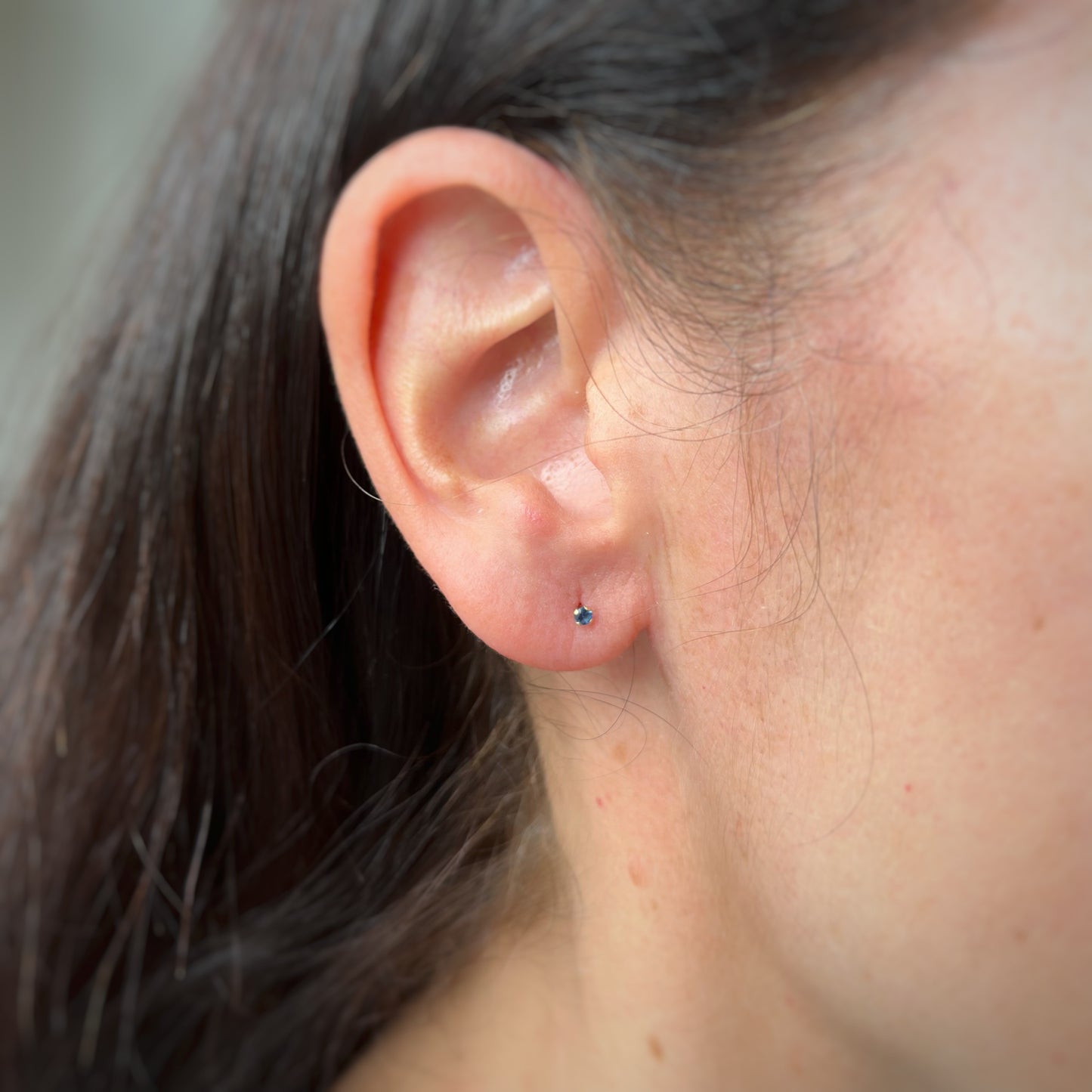 Aretes oro amarillo 14k con circonita azul de 2mm con broche rosca