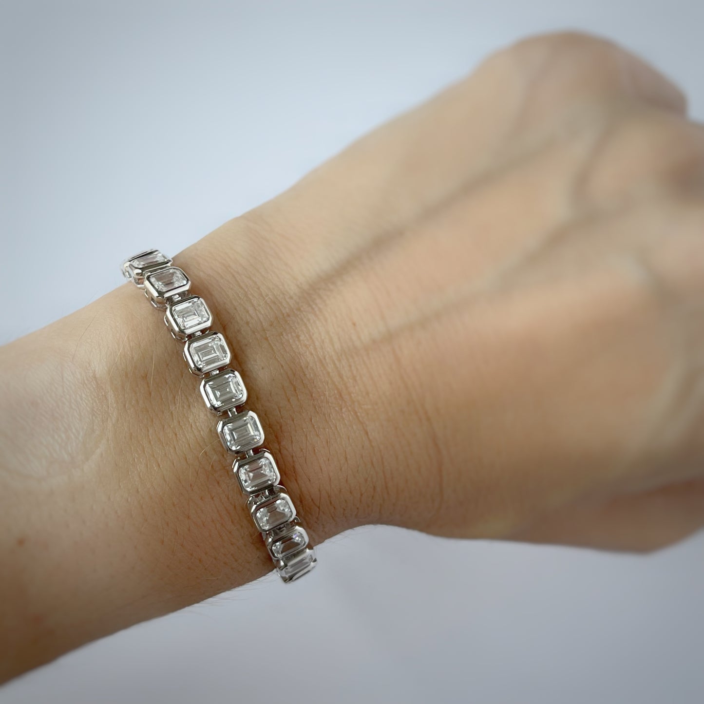Pulsera tipo tenis con circonitas corte esmeralda biseladas 12ctw