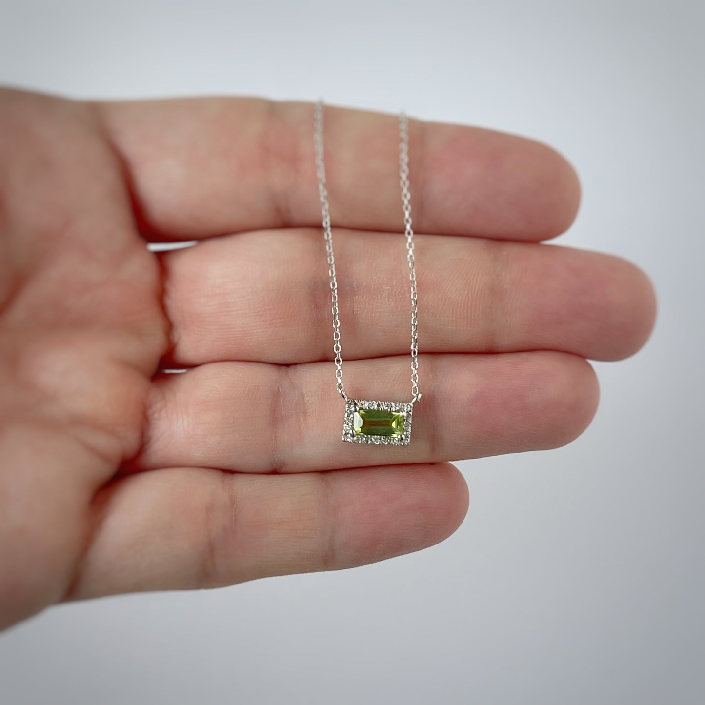 Collar en oro blanco 14k con peridot y diamantes 0.10ctw