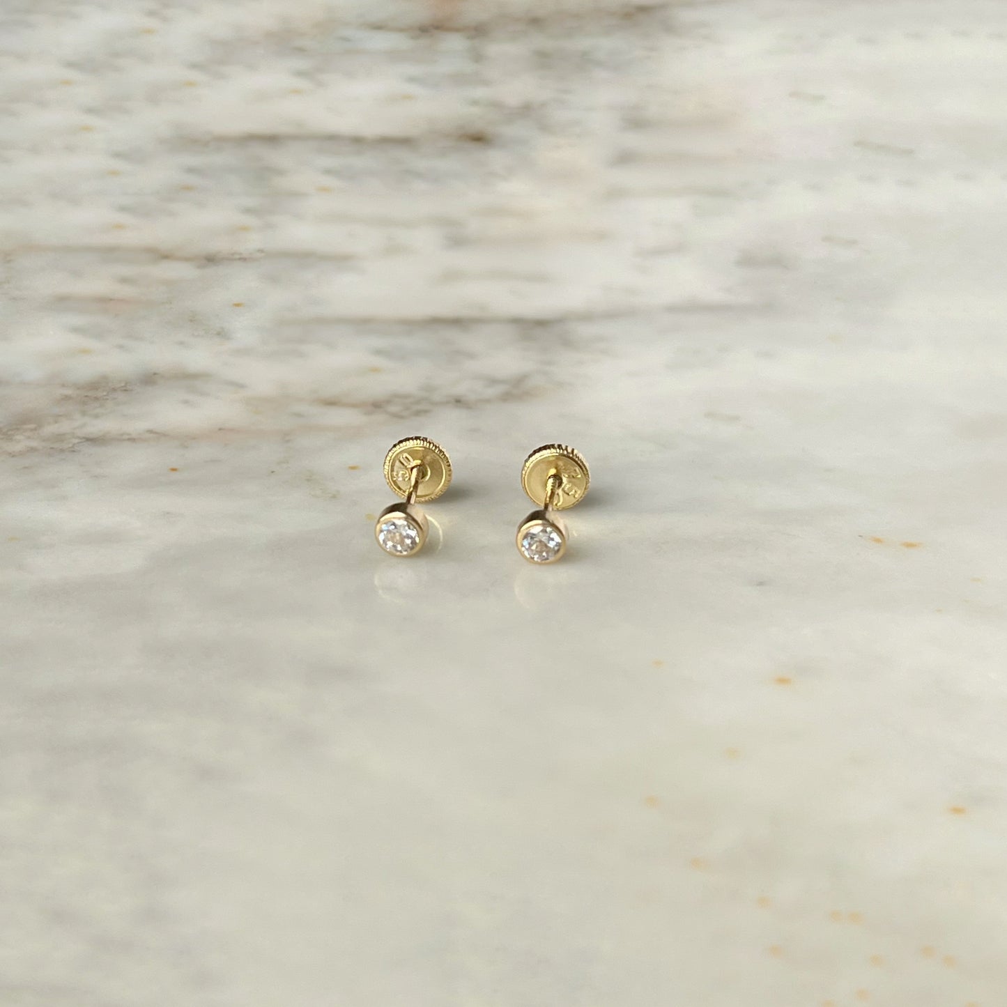 Aretes en oro amarillo de 18k con circonita biselada de 3mm con broche rosca