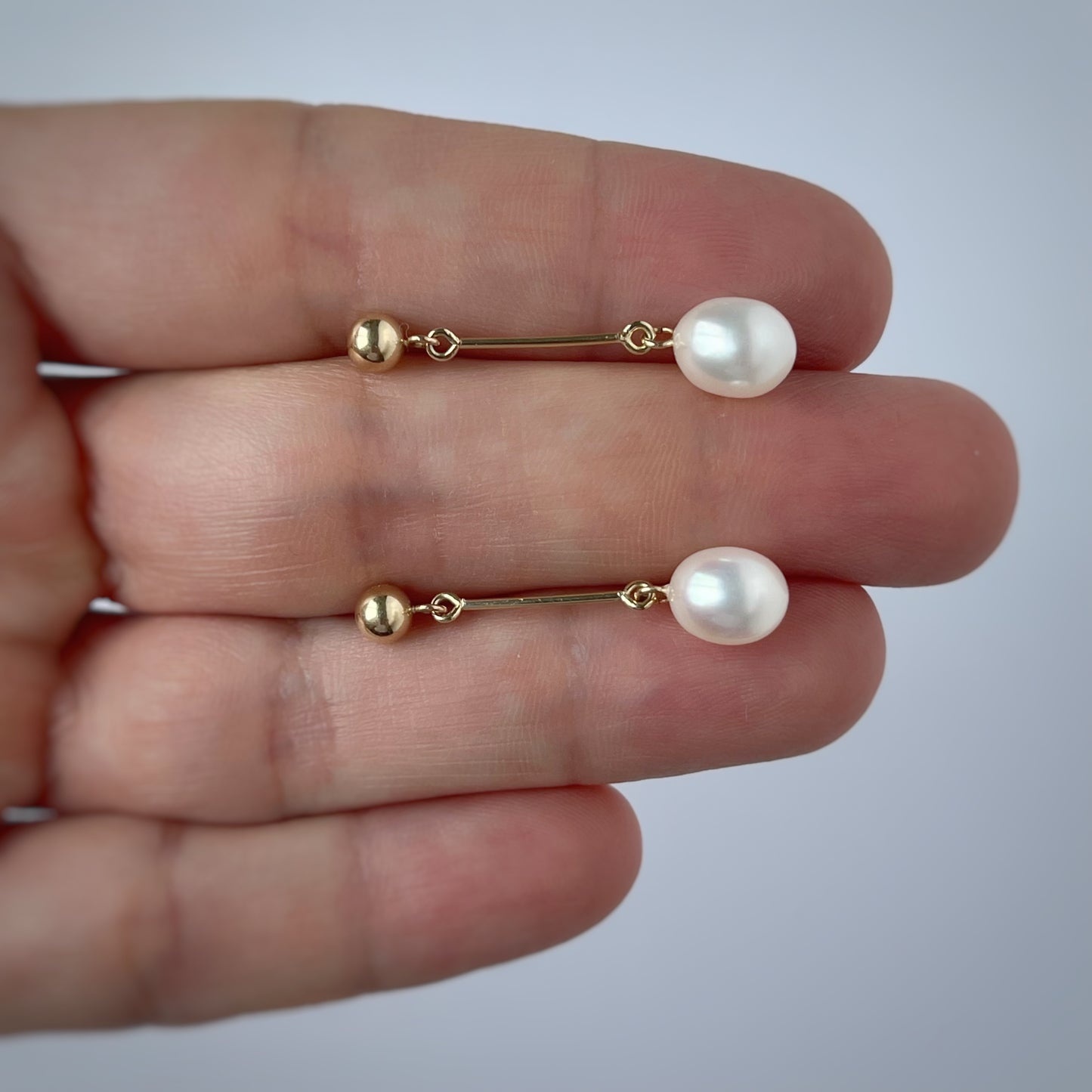 Aretes en oro amarillo 14k con barrita de oro y perla de agua dulce