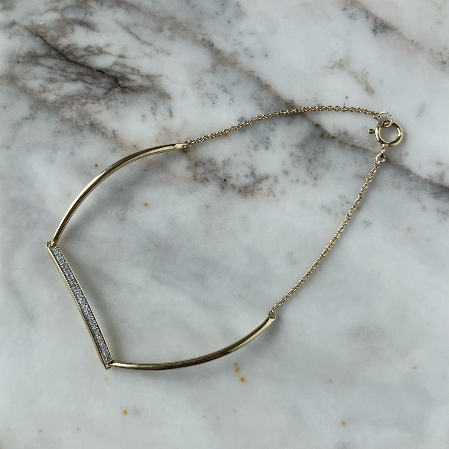 Pulsera en oro amarillo 10k con barrita de diamantes 0.11ctw