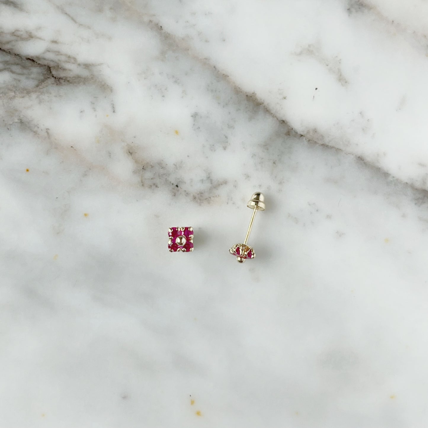 Aretes en oro amarillo 14k flores de circonitas roja con bolita de oro en el centro con broche rosca