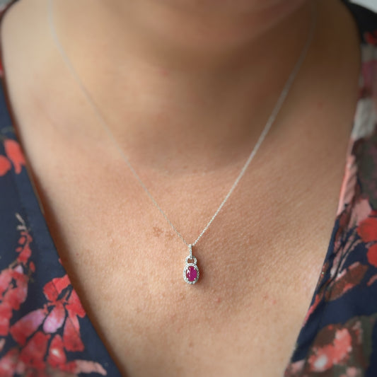 Collar en oro blanco 10k con rubí y diamantes 0.14ctw