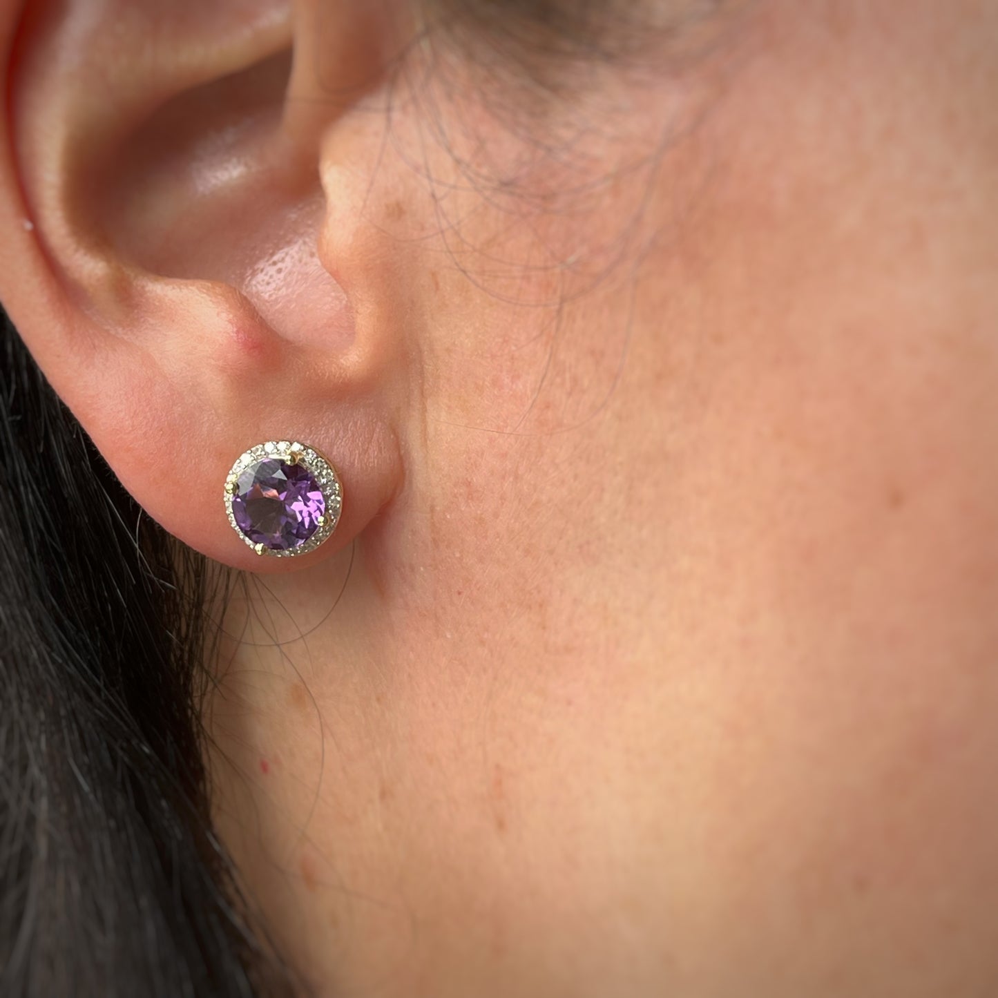 Aretes en oro amarillo 10k con amatista redonda y diamantes 0.18ctw