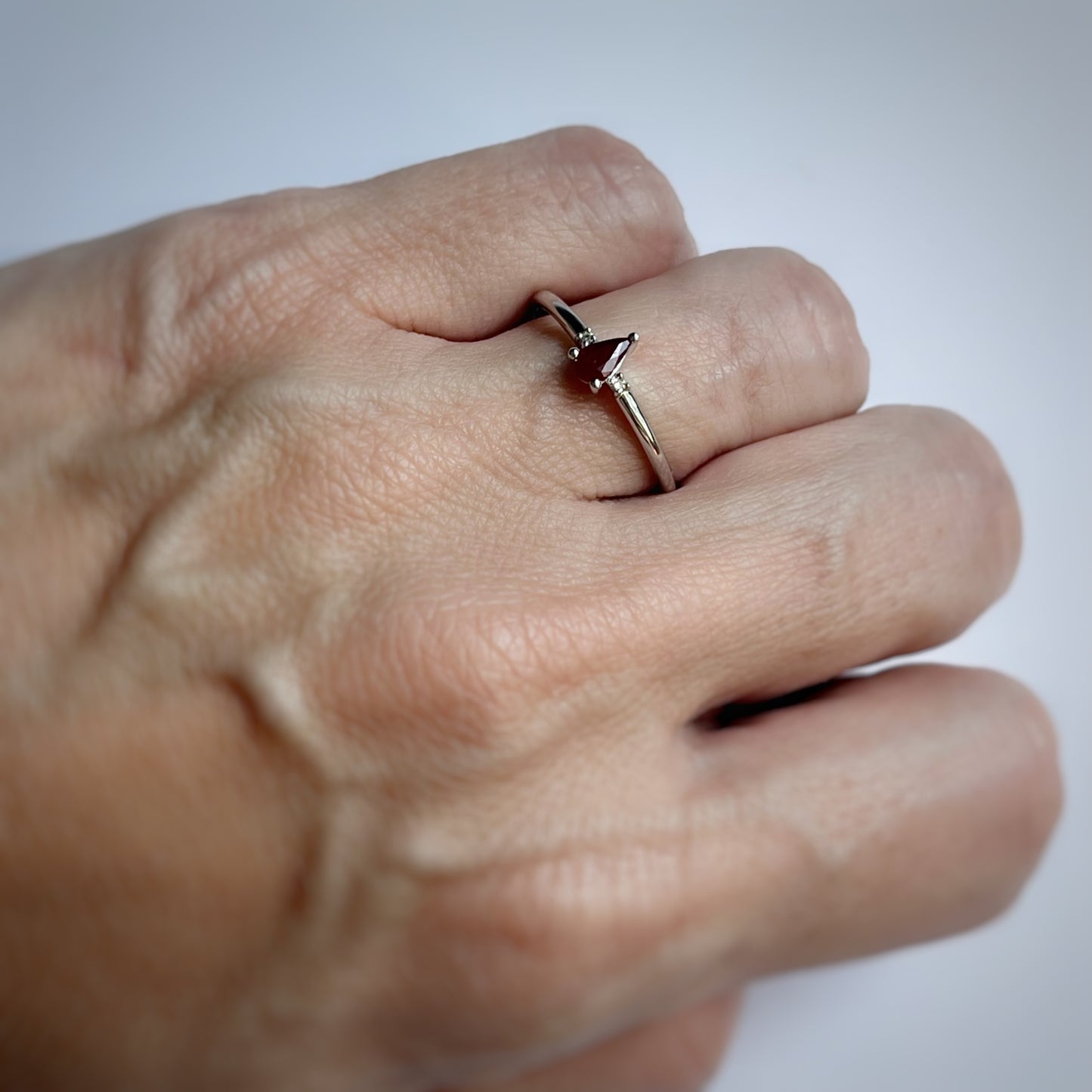 Anillo en oro blanco 10k con rubí corte pera y diamantes