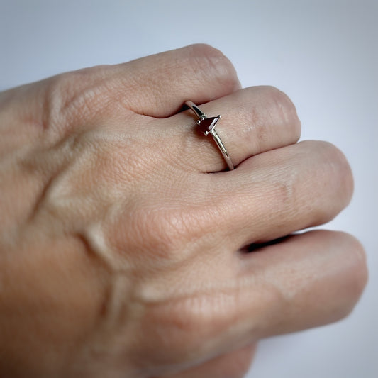 Anillo en oro blanco 10k con rubí corte pera y diamantes