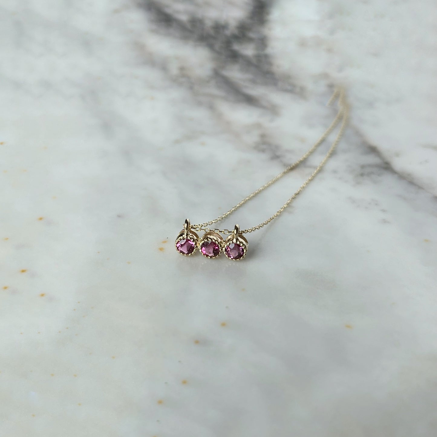 Collar en oro amarillo 14k con tres turmalinas rosadas 0.31ctw
