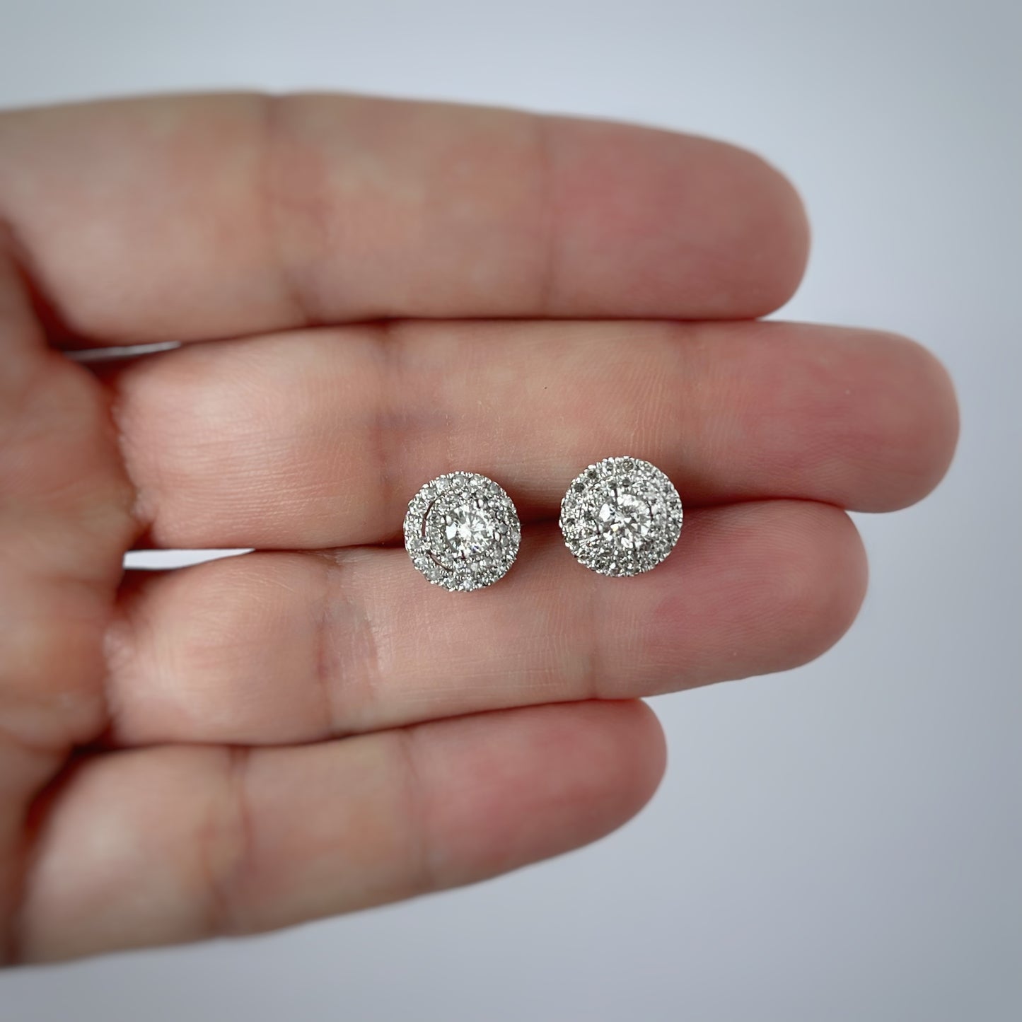Aretes en oro blanco 10k con doble halo diamantes 0.75ctw
