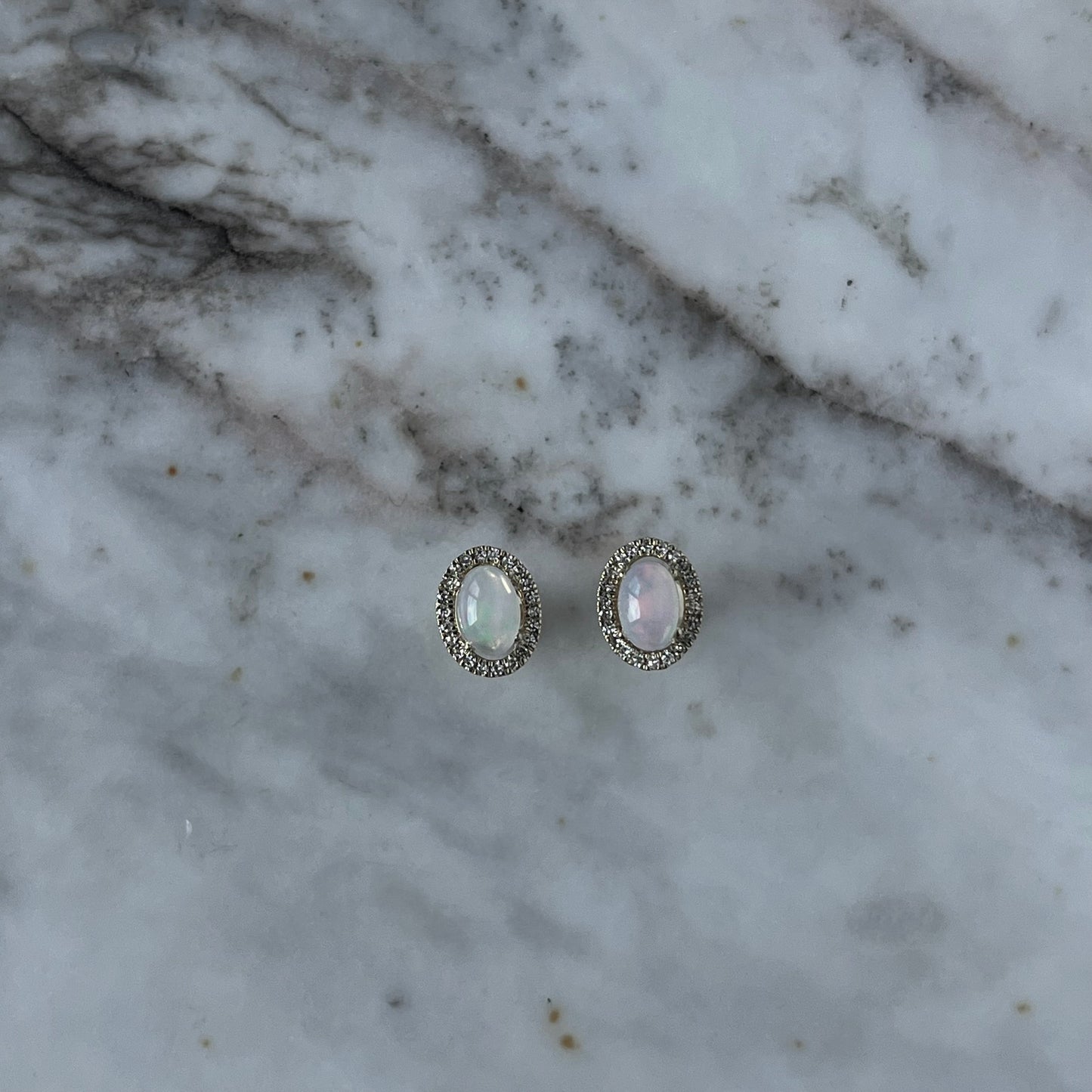 Aretes en oro amarillo 10k con ópalos ovalados y halo de diamantes 0.15ctw