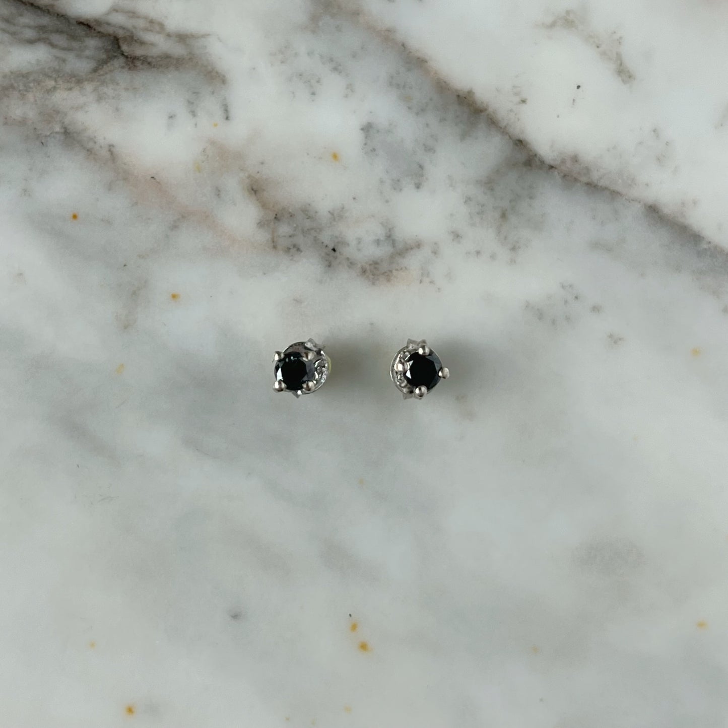 Aretes de plata con diamantes negros 0.40ctw