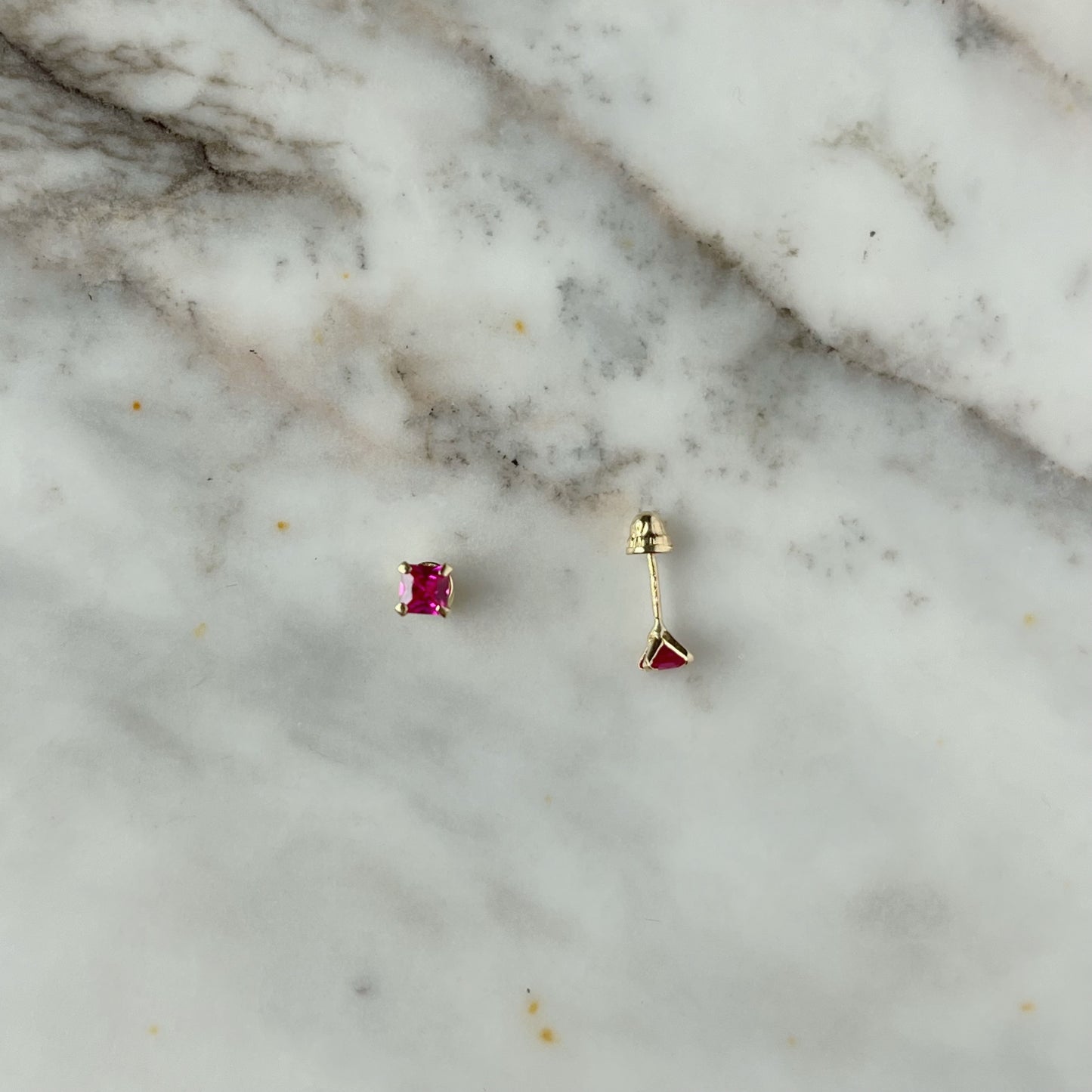 Aretes en oro amarillo 14k circones cuadrados de 3mm rojo con broche rosca