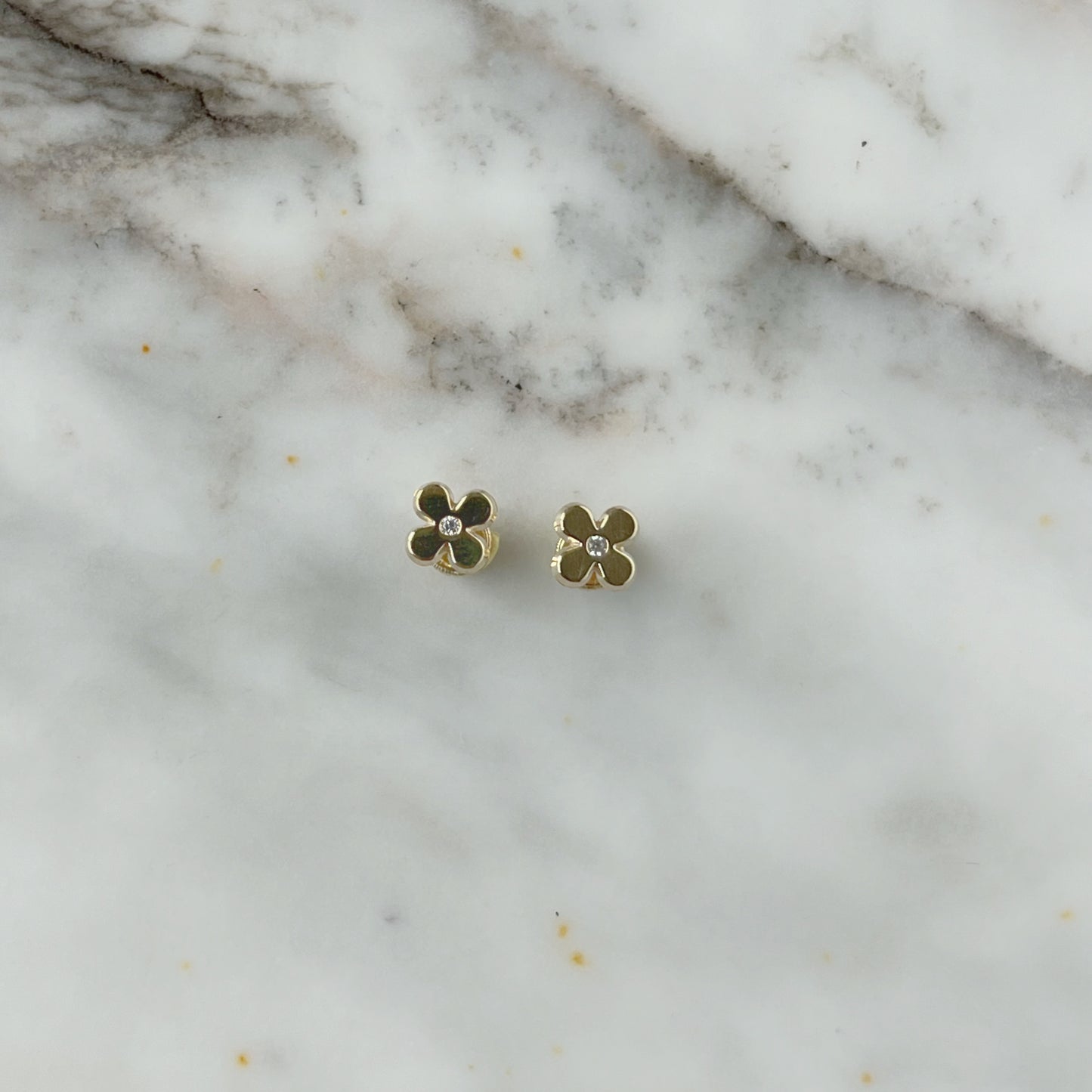 Aretes en oro amarillo de 14k con flor y circonita en el centro con broche rosca