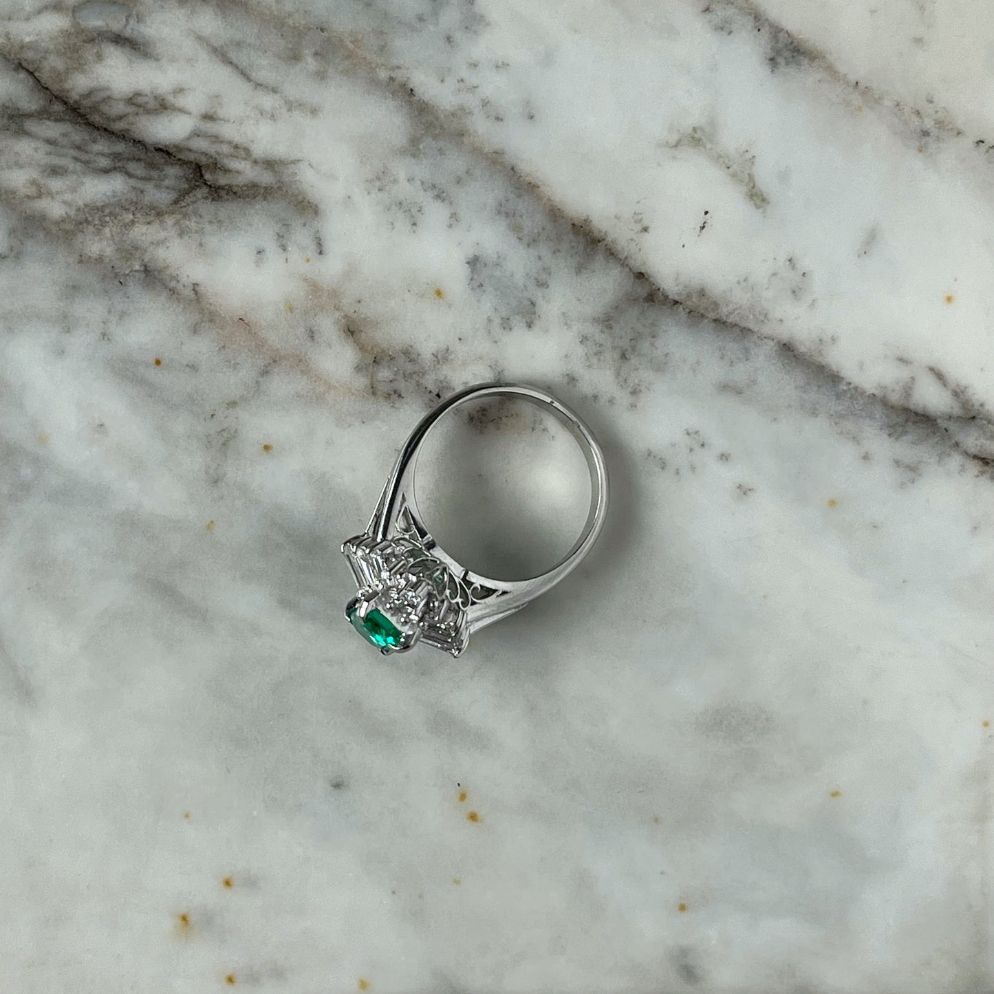 Anillo de platino con esmeralda colombiana 0.81ct y diamantes 0.61ctw (Incluye reporte de GIA)