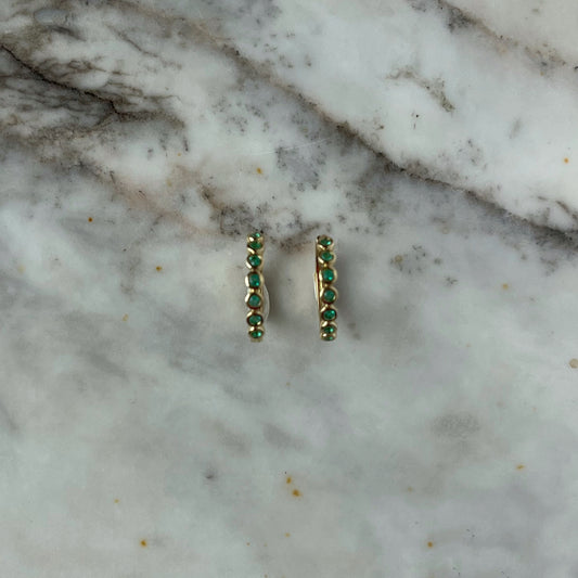 Argollas redondas en oro amarillo 10k con esmeraldas bieladas