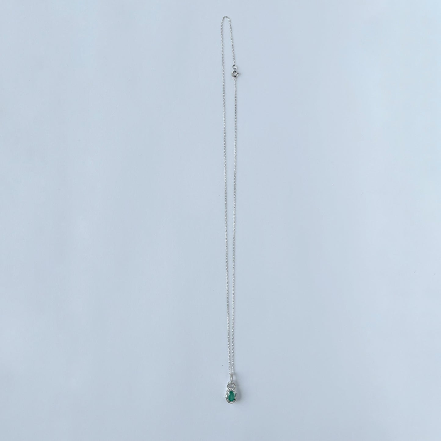 Collar en oro blanco 10k con esmeralda y diamantes 0.14ctw