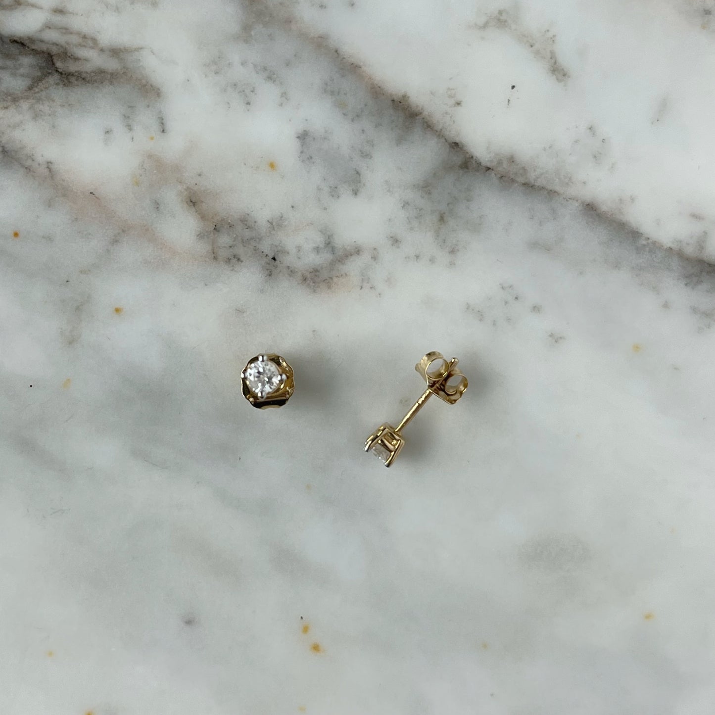 Aretes en oro amarillo 14k con diamante 0.13ctw