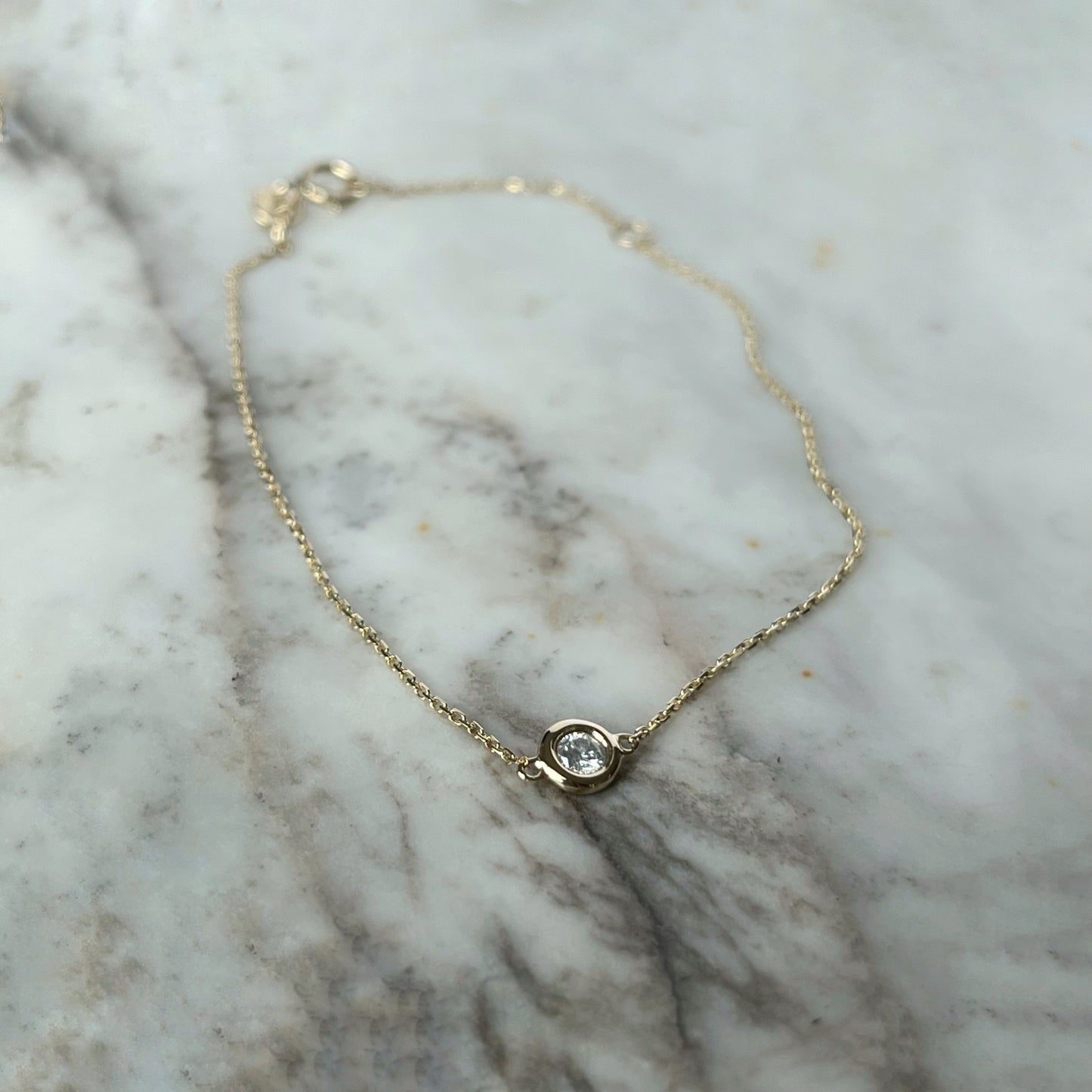 Pulsera de oro amarillo 14k con diamante biselado de 0.09ctw