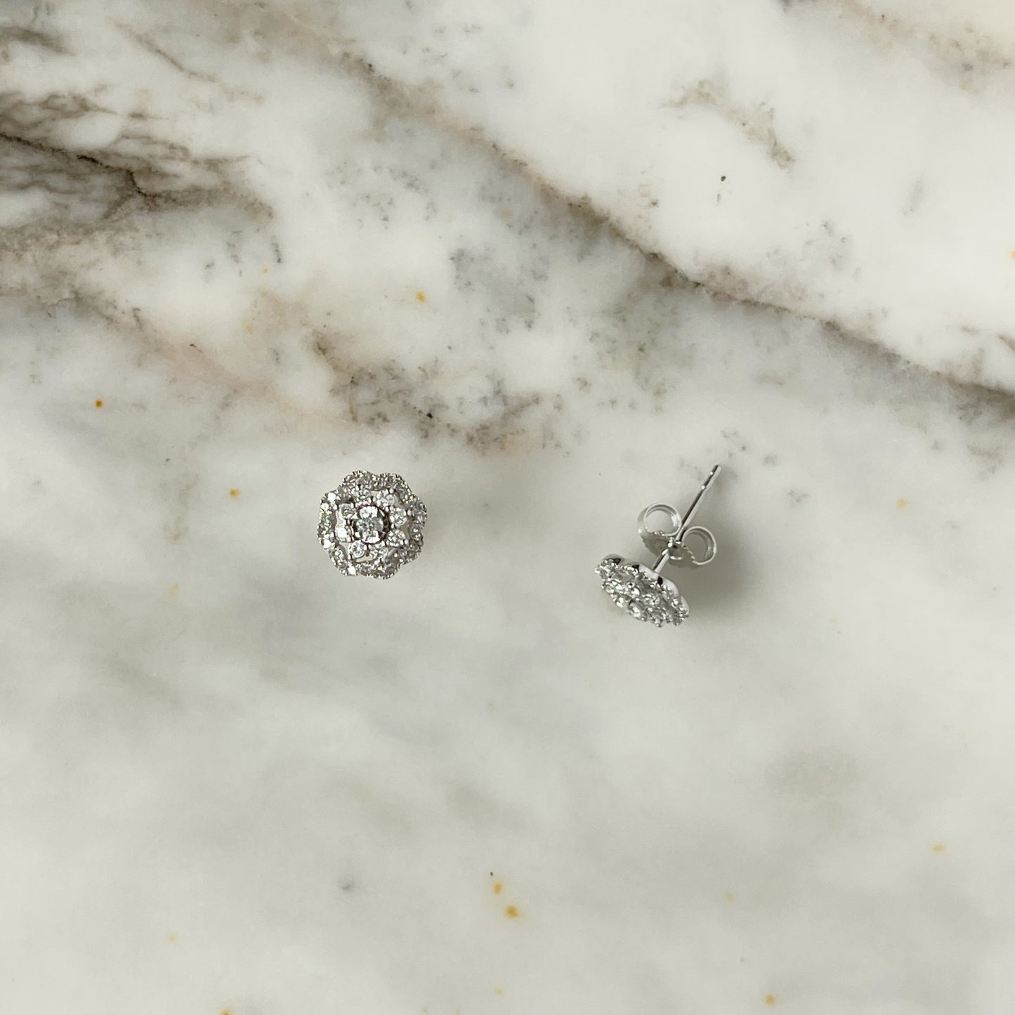 Aretes en oro blanco 14k con forma de florcita de diamantes 0.33ctw