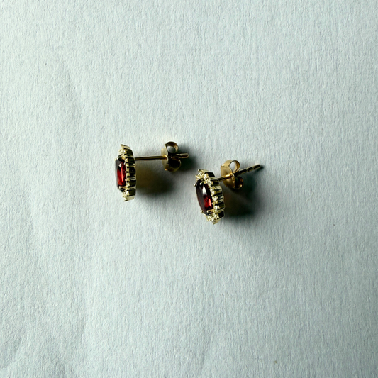 Aretes en oro amarillo 10k con granates ovalados y halo de diamantes 0.35ctw