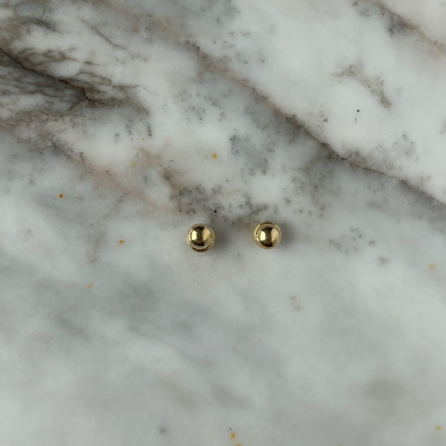 Aretes en oro amarillo 18k bolitas de 4mm con broche rosca