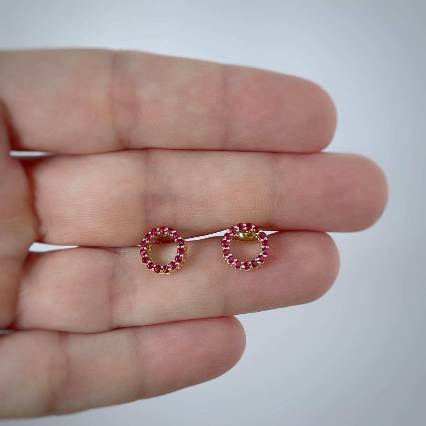 Aretes de círculos de rubíes en oro amarillo 10k con tope rosca