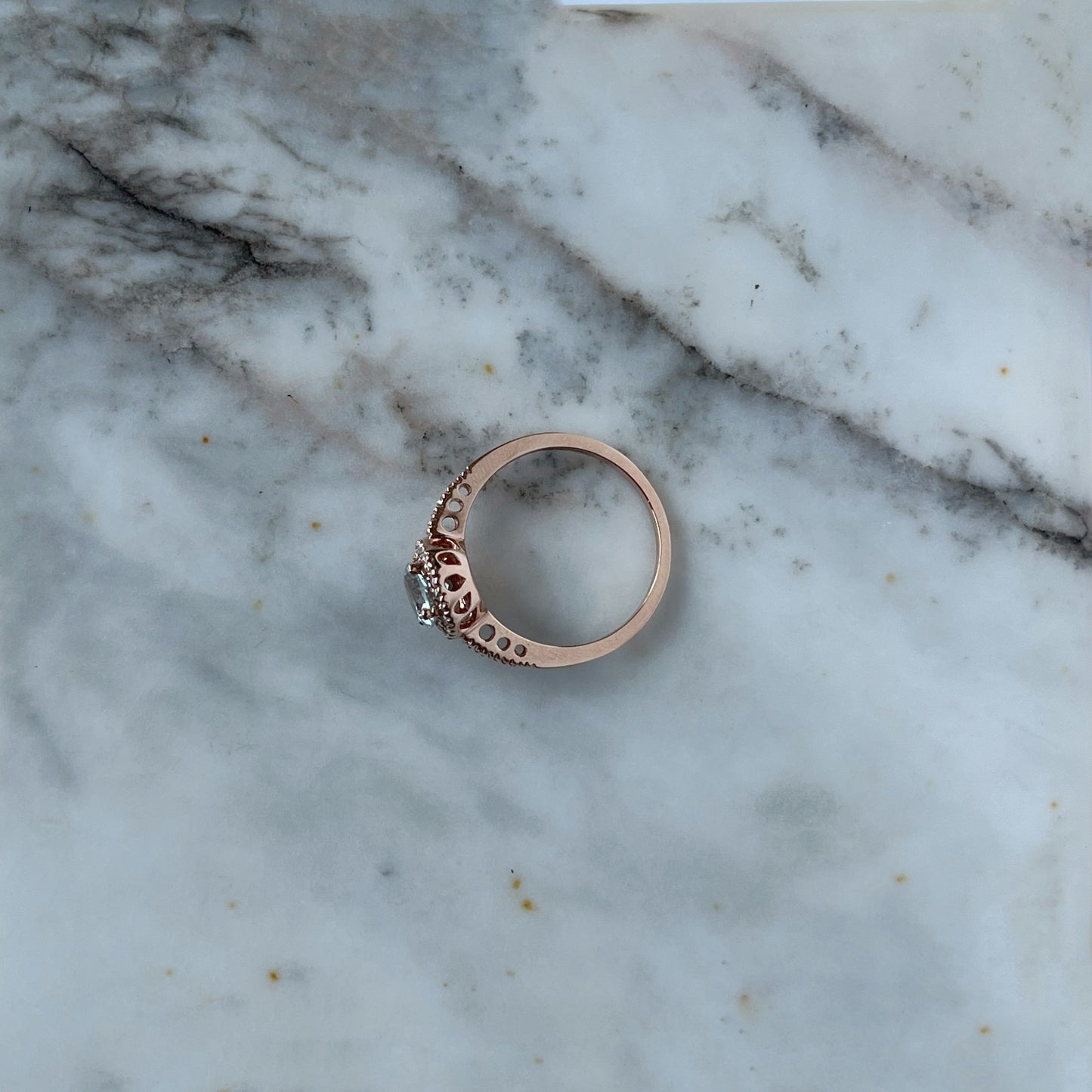 Anillo en oro rosa 14k con aquamarina y diamantes 0.15ctw