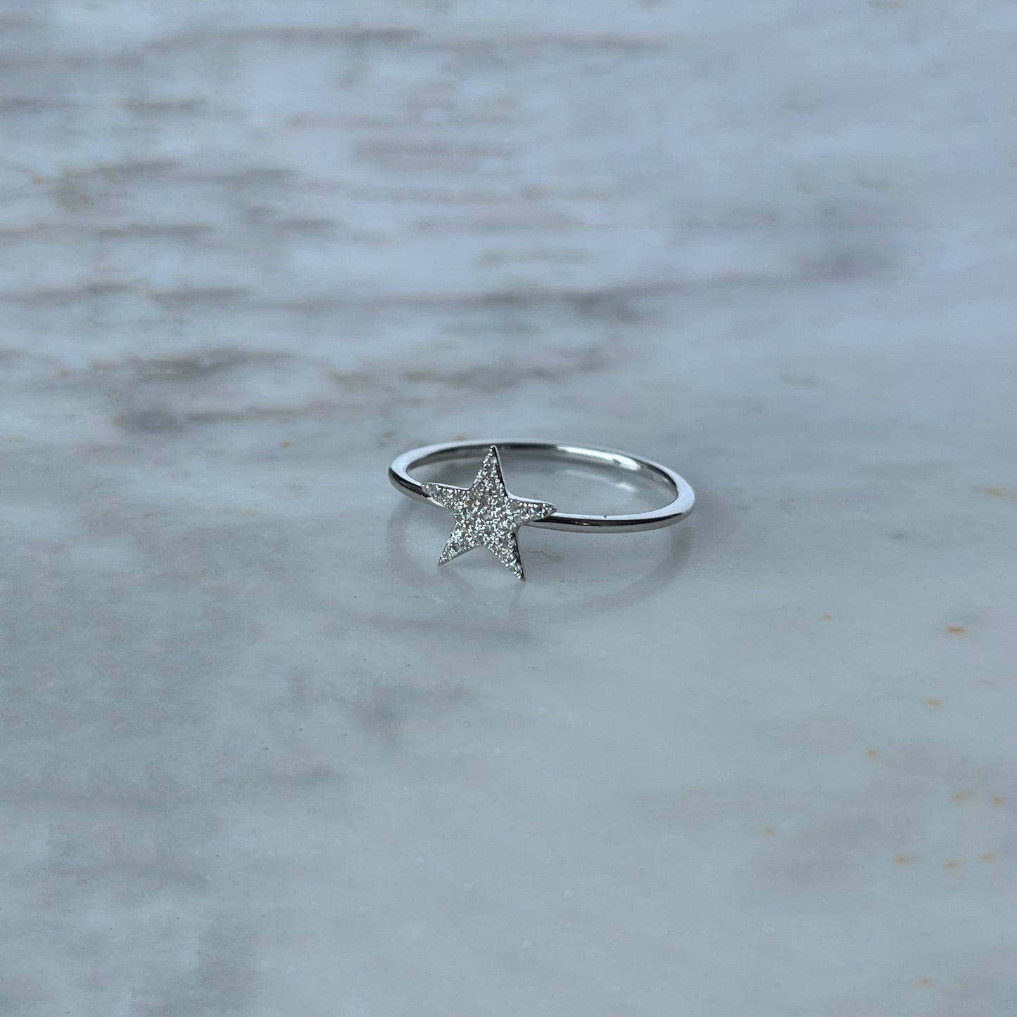 Anillo en oro blanco 10k con estrella de diamantes 0.08ctw