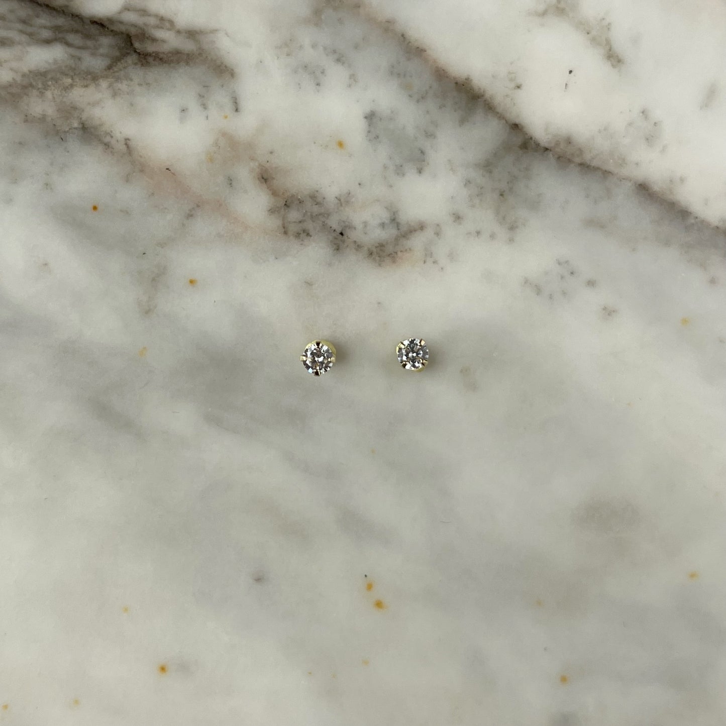 Aretes en oro amarillo 14k circones de 3mm blancos con broche rosca