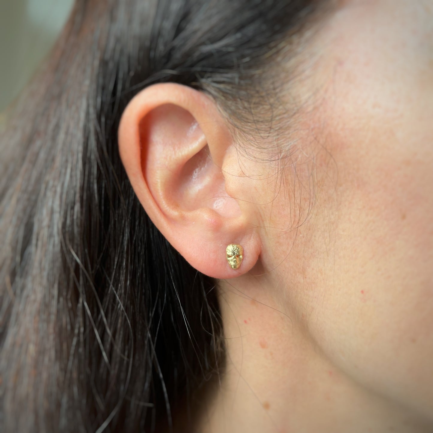 Aretes en oro amarillo 14k calavera 3D con broche rosca