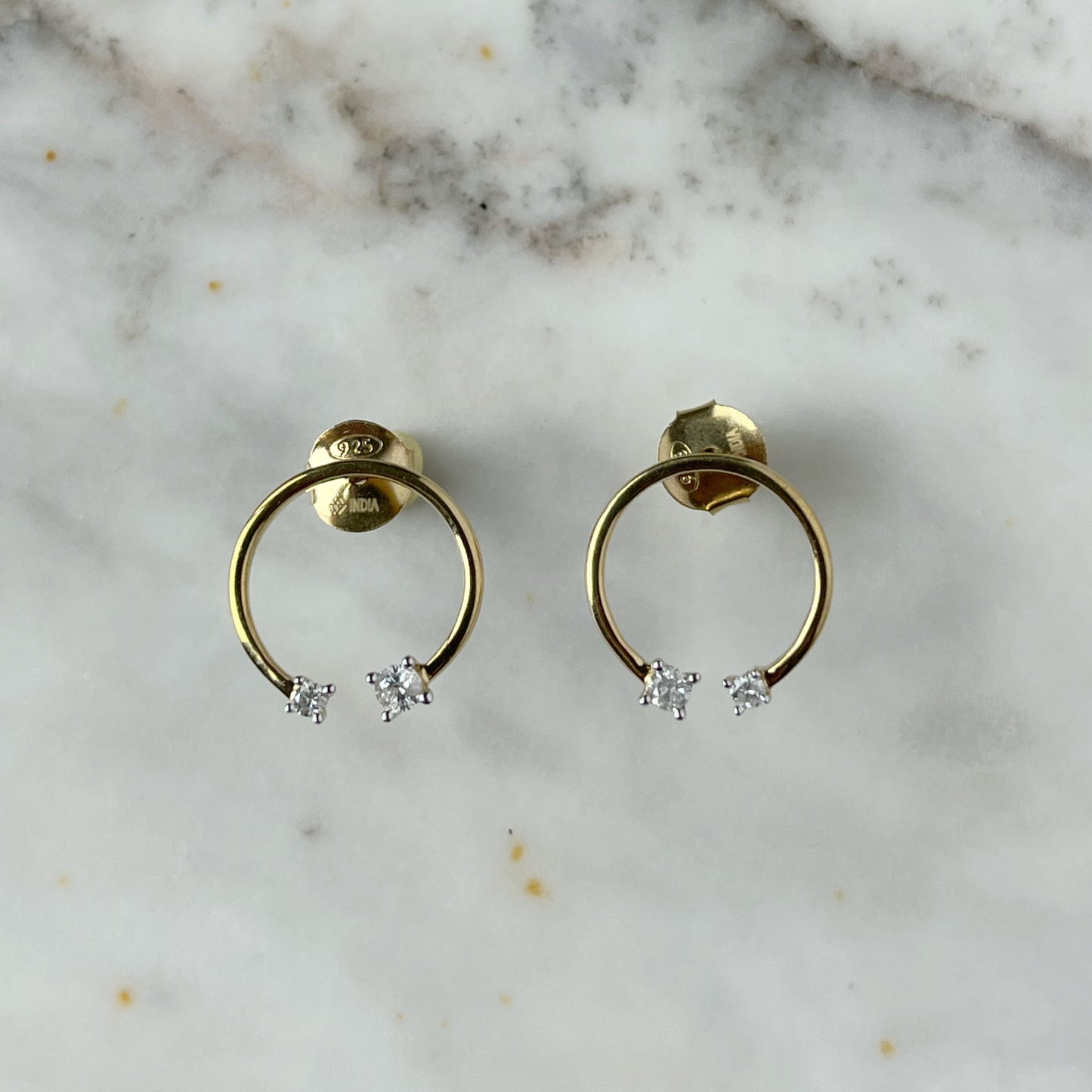 Aretes círculo abierto en plata con baño de oro amarillo con diamante de 0.14ctw