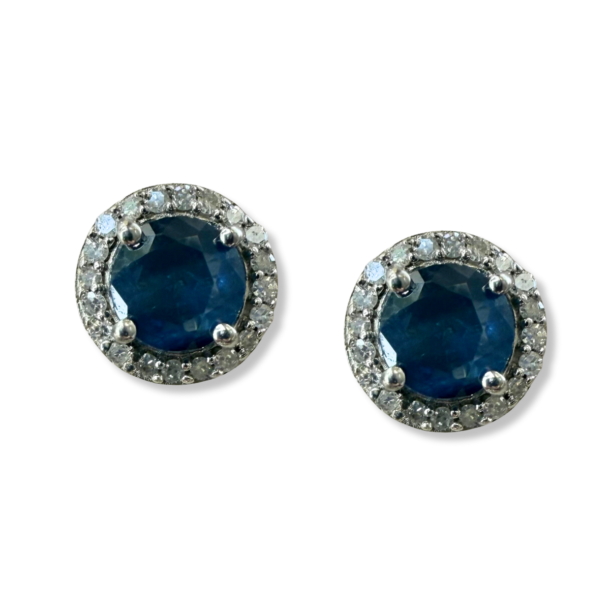 Aretes de plata con zafiro azul y halo de diamantes 0.10ctw