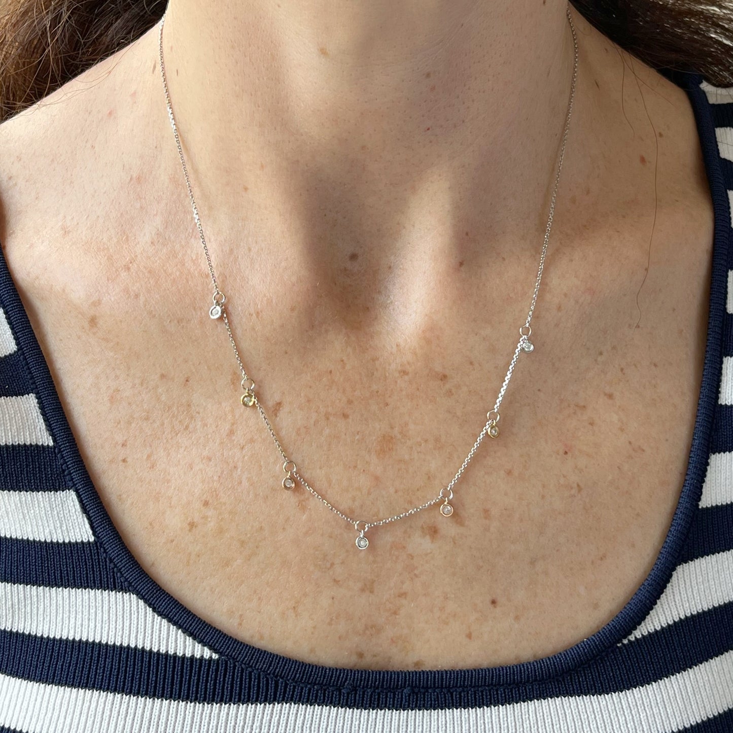 Collar en oro blanco 14k con colgantes de diamantes en tres tonos de oro 0.18ctw