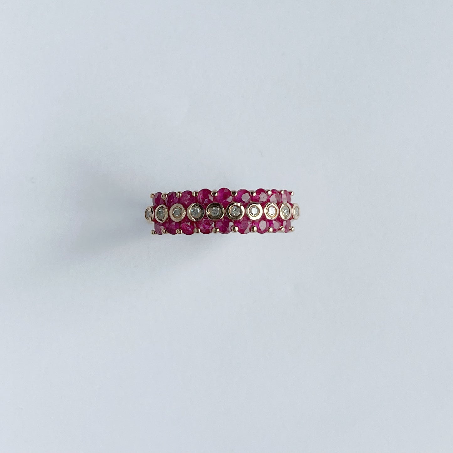 Anillo de plata con baño de oro de tres filas con rubíes y diamantes 0.10ct