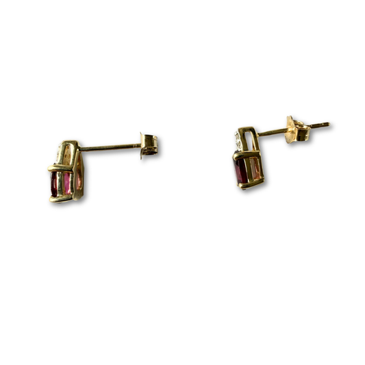 Aretes en oro amarillo 10k con granate ovalado y tres diamantes 0.03ctw