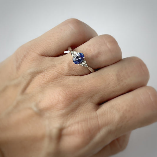 Anillo en oro blanco 10k con tanzanita ovalada y diamantes 0.10ctw