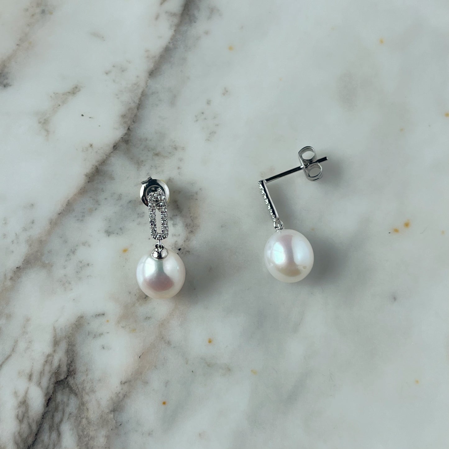 Aretes en oro blanco 14k con perlas y diamantes 0.10ctw