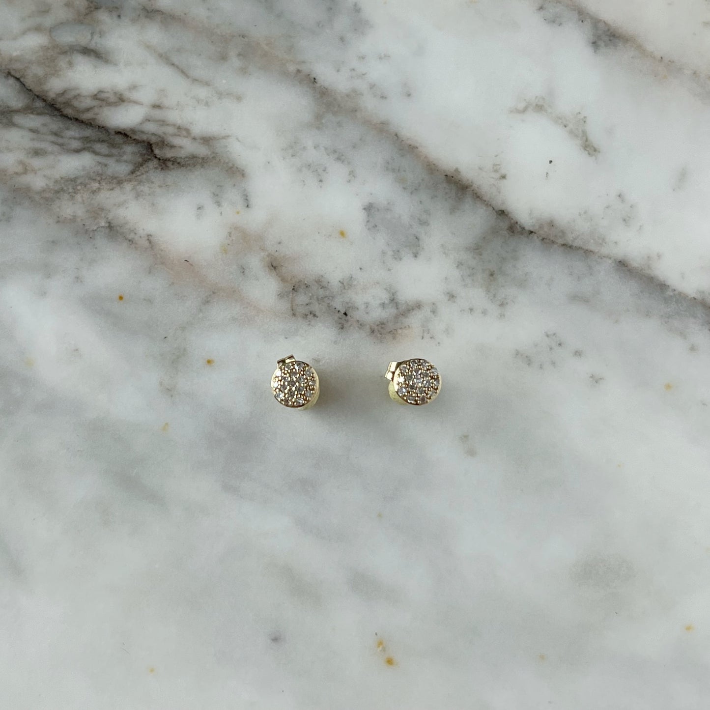 Aretes de mini círculo en oro amarillo 14K con diamantes 0.07ctw