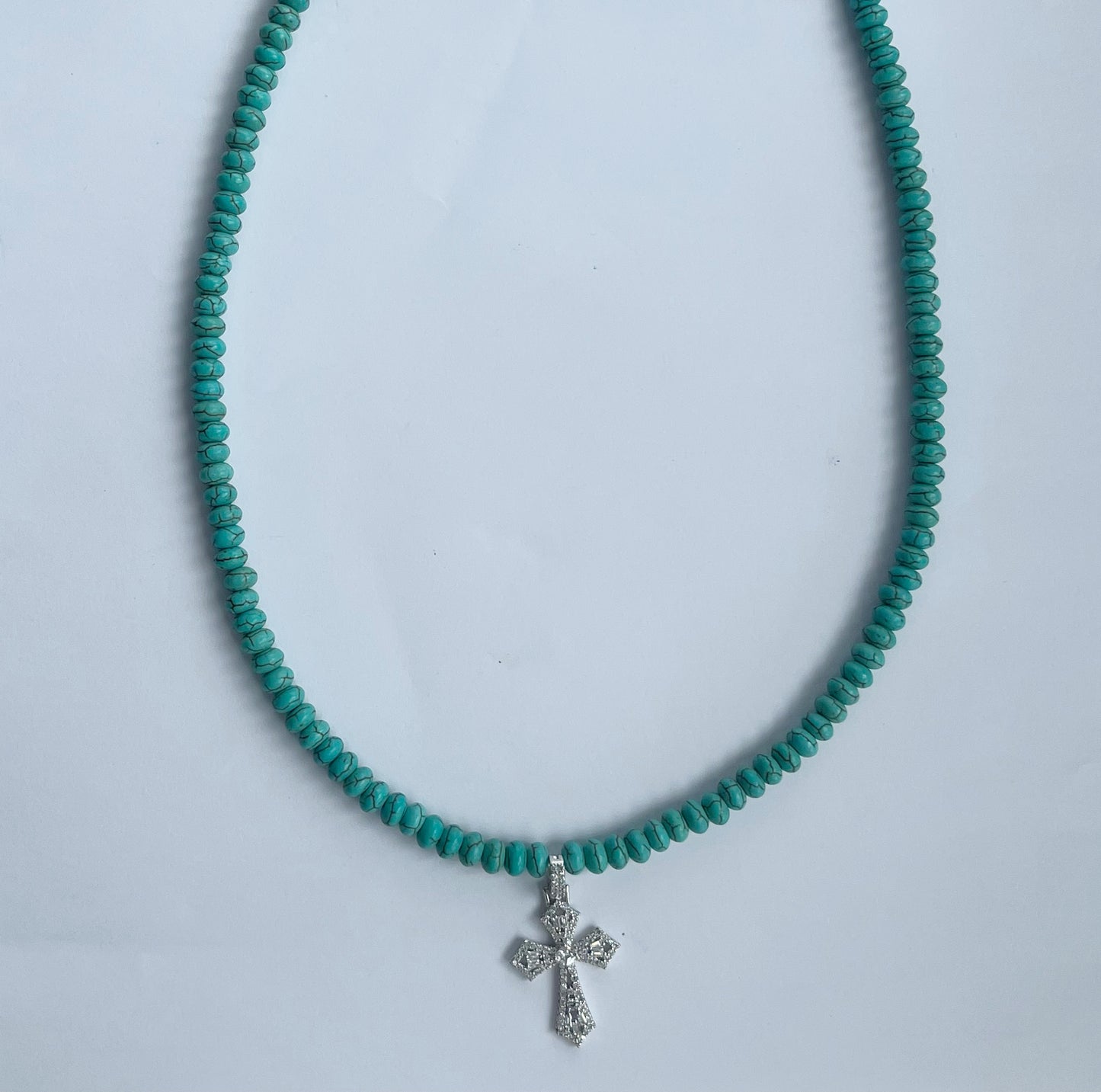 Collar de plata con magnesita turquesa con dije de cruz de plata con zafiros blancos de laboratorio