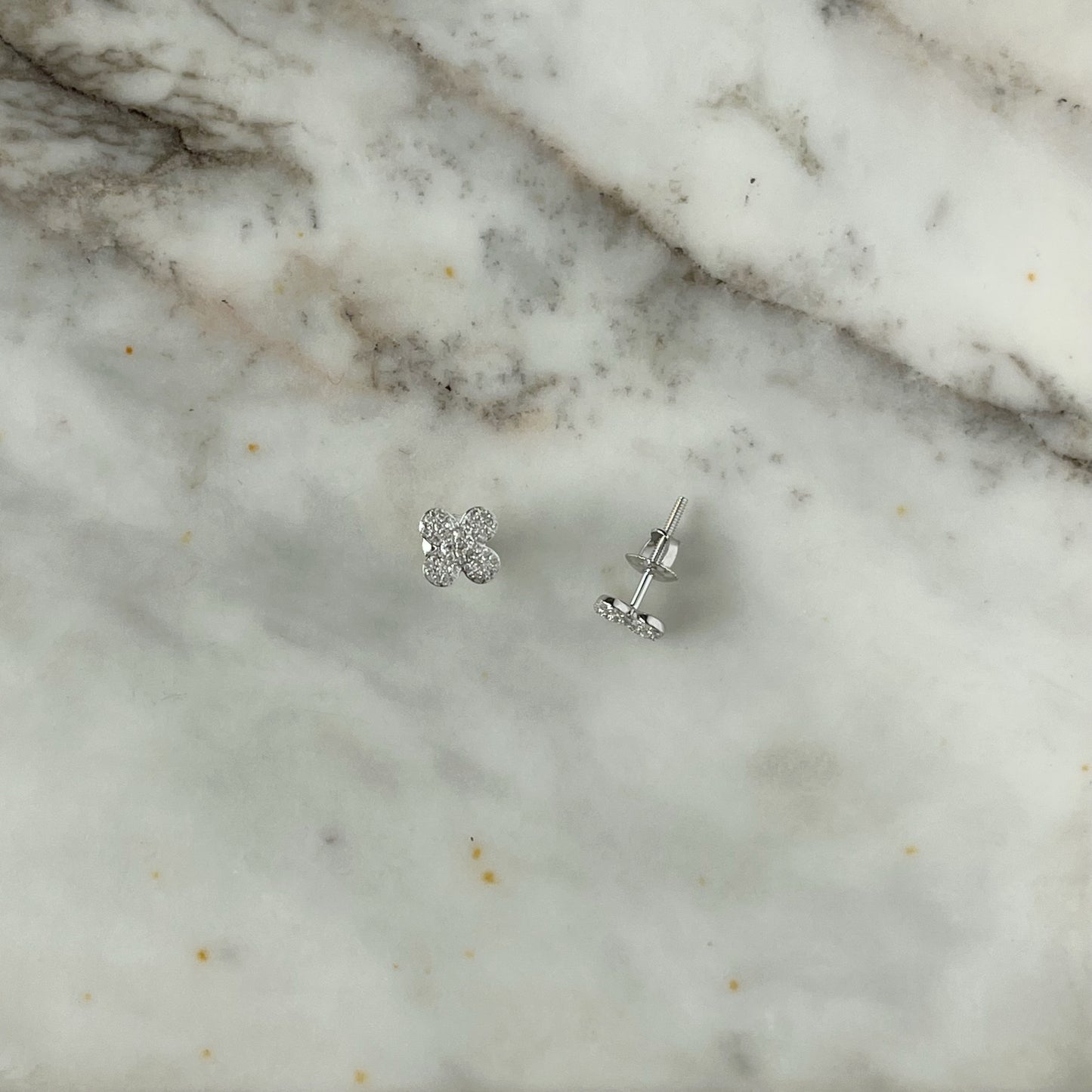 Aretes en oro blanco 10k en forma de flor cuatro pétalos con diamantes 0.15ctw
