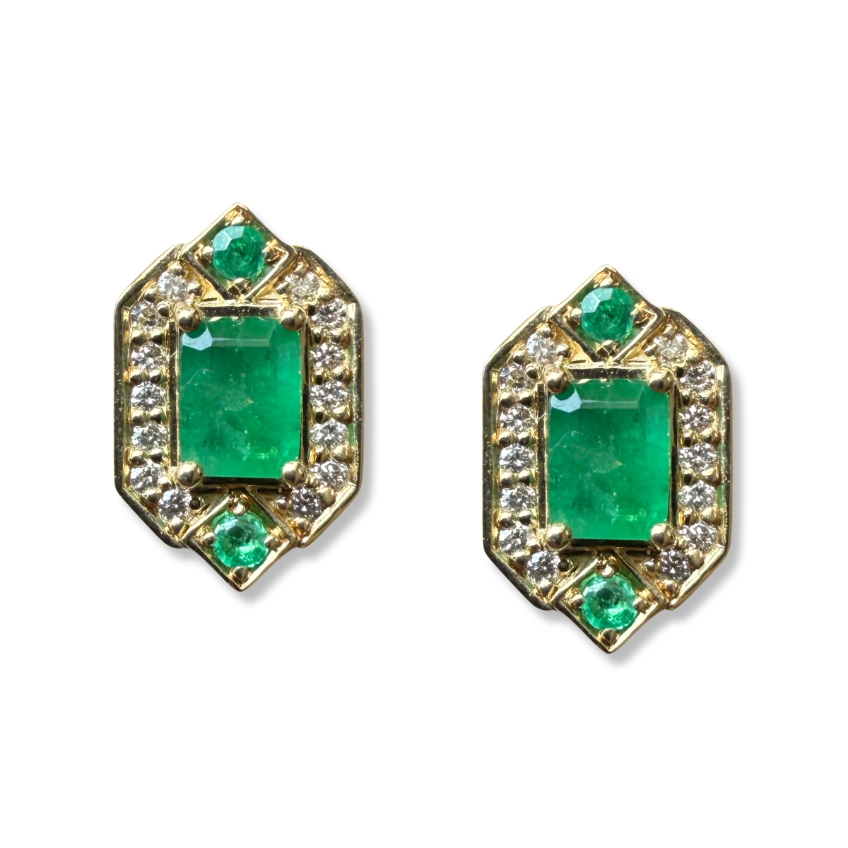 Aretes en oro amarillo 14k con esmeralda corte esmeralda y diamantes 0.30ctw